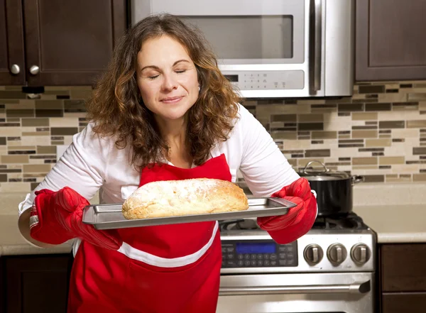 Donna in cucina — Foto Stock