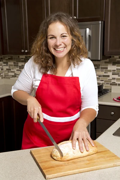 Frau schneidet Brot — Stockfoto