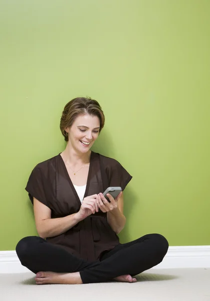 Woman using cellphone — Stock Photo, Image