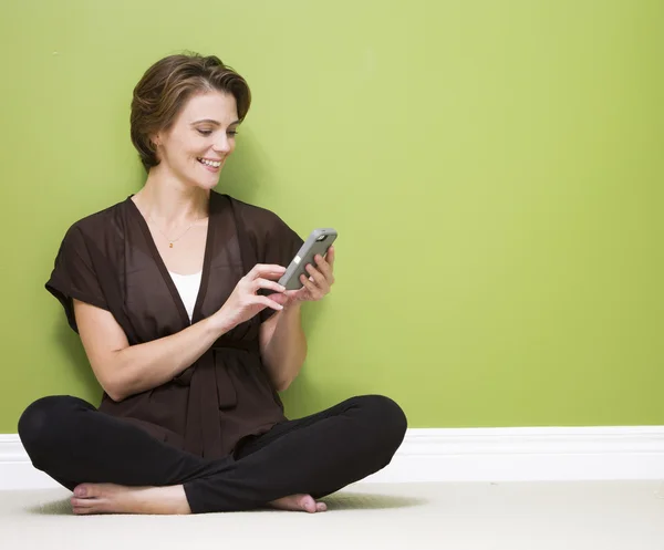 Woman using cellphone — Stock Photo, Image