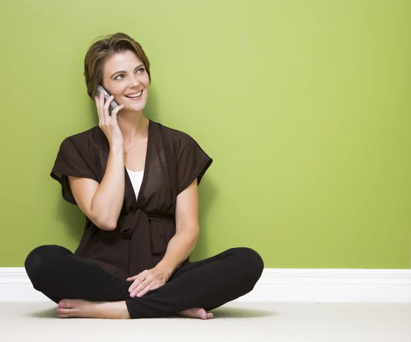 Frau benutzte Handy — Stockfoto