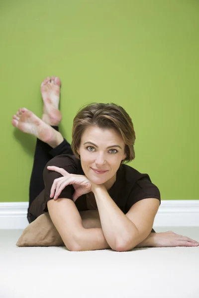 Mujer en habitación verde —  Fotos de Stock