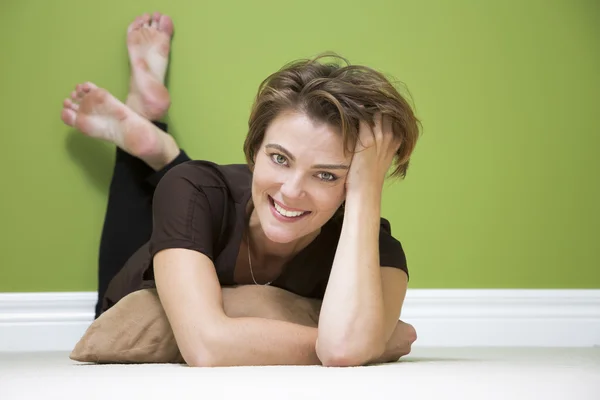 Vrouw in groene kamer — Stockfoto