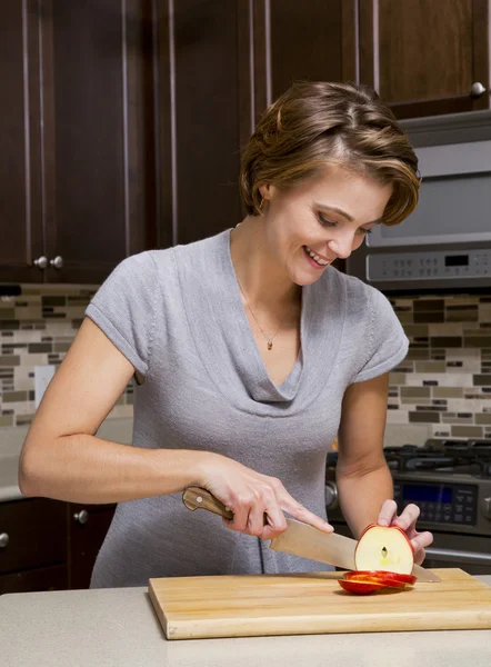 Vrouw met appels — Stockfoto