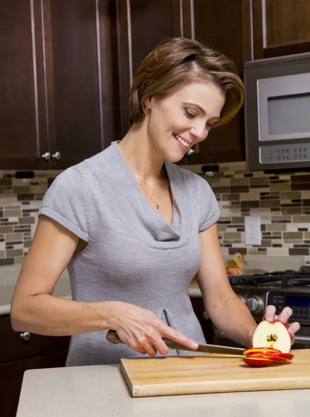 Vrouw met appels — Stockfoto