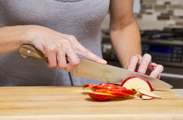 Mujer cortar manzanas —  Fotos de Stock