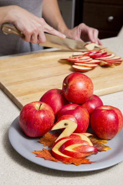 Žena řezu jablka — Stock fotografie