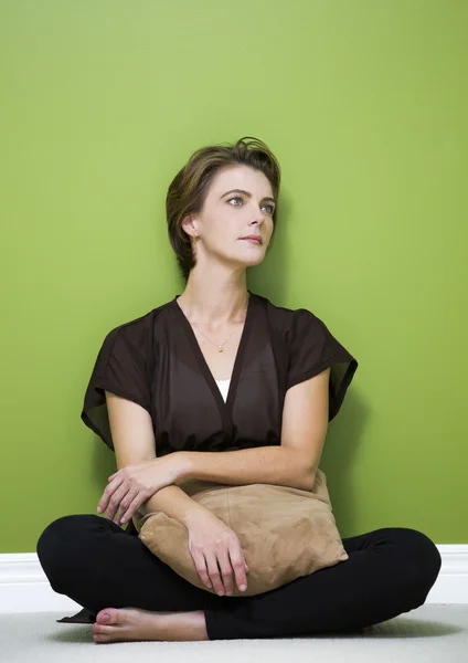 Vrouw in groene kamer — Stockfoto