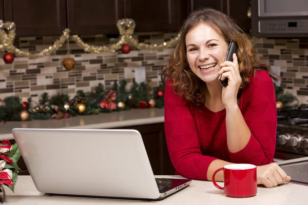 Mujer con portátil en la cocina de Navidad —  Fotos de Stock