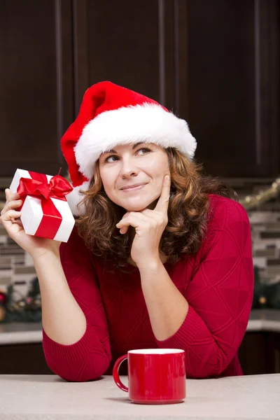 Vrouw met kerstcadeau — Stockfoto