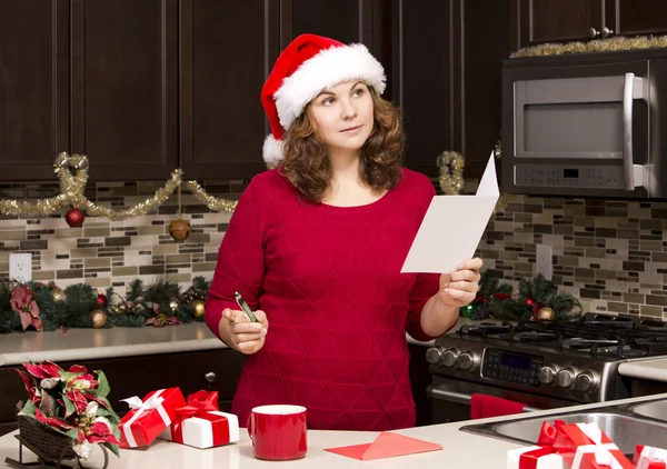 Vrouw schrijven kerstkaart — Stockfoto