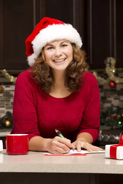 Donna scrittura biglietto di Natale — Foto Stock