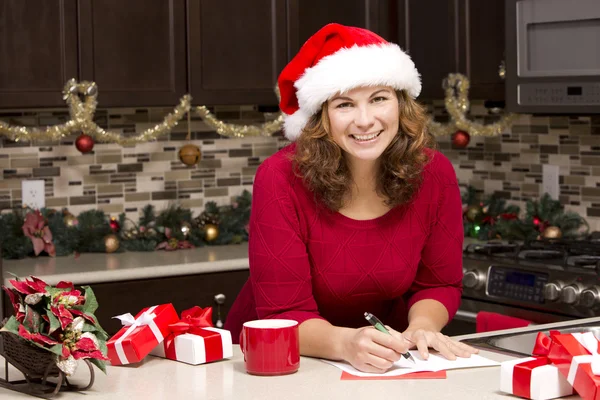 Mujer escribiendo tarjeta de Navidad —  Fotos de Stock