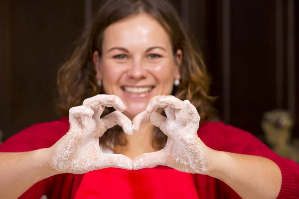 Frau zeigt Herzzeichen — Stockfoto