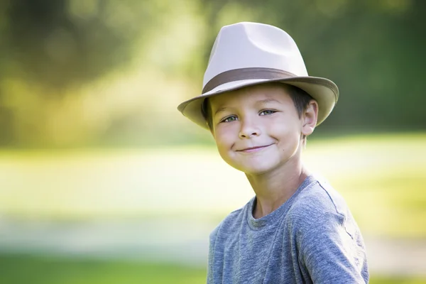 Retrato de um menino usando chapéu — Fotografia de Stock
