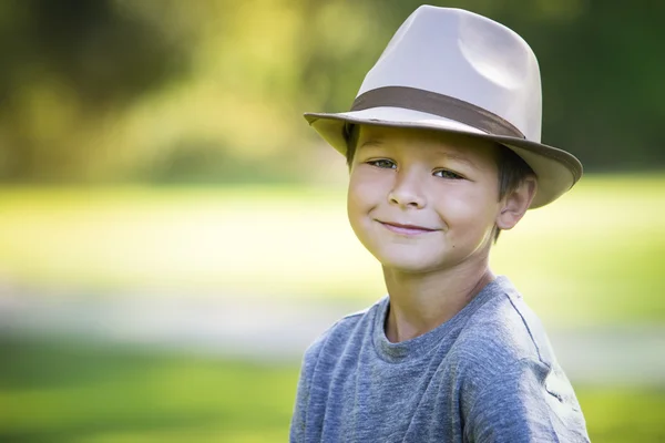 Retrato de um menino usando chapéu — Fotografia de Stock