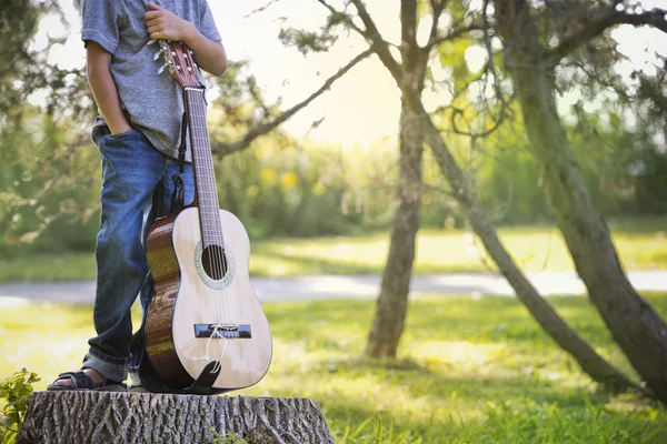 Anonymer kleiner Junge mit Gitarre — Stockfoto