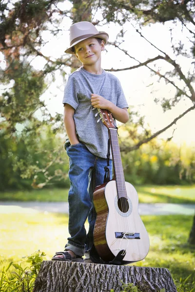 Retrato de um menino com guitarra — Fotografia de Stock