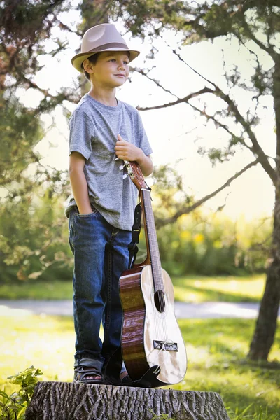 Porträt eines kleinen Jungen mit Gitarre — Stockfoto