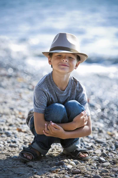 Portrait d'un petit garçon portant un chapeau — Photo