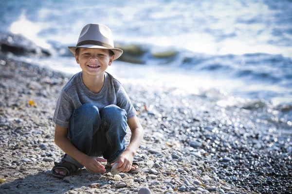 Şapka giyen küçük bir çocuk portresi — Stok fotoğraf