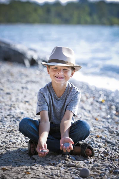 Portrait d'un petit garçon portant un chapeau — Photo