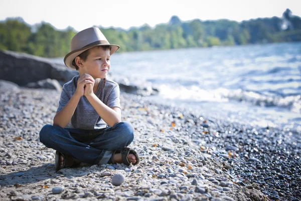 Portrait d'un petit garçon portant un chapeau — Photo