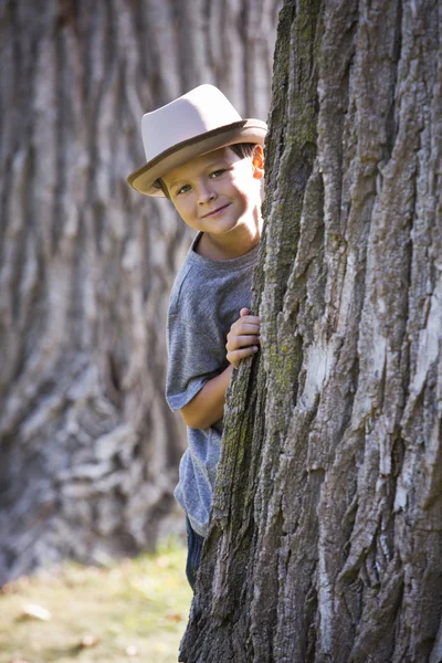 Portrait d'un petit garçon portant un chapeau — Photo