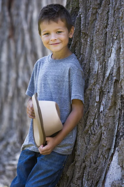 Portrait d'un petit garçon portant un chapeau — Photo