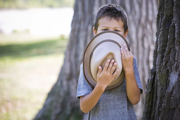 Portrait d'un petit garçon portant un chapeau — Photo