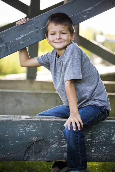 Porträt eines kleinen Jungen im Park — Stockfoto