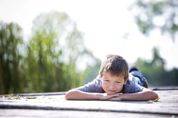 Petit garçon dans le parc — Photo