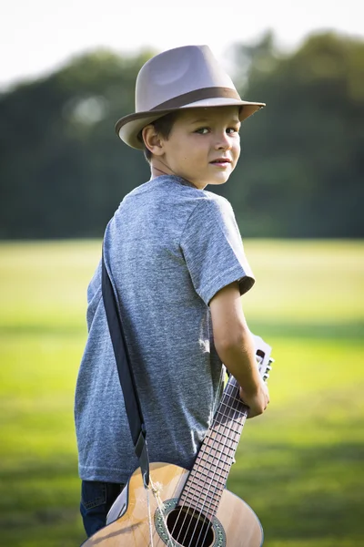 Menino pequeno com guitarra — Fotografia de Stock