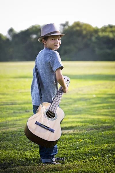 Kleiner Junge mit Gitarre — Stockfoto