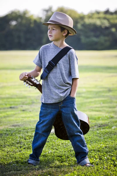 Menino pequeno com guitarra — Fotografia de Stock