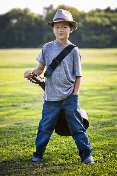 Llittle çocuk gitar ile — Stok fotoğraf