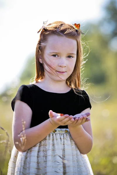 Retrato de una niña en el parque —  Fotos de Stock