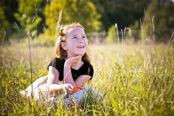 Portret van een klein meisje in het park — Stockfoto