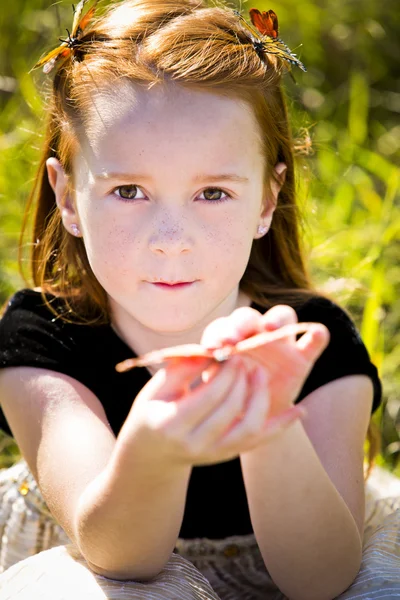 Retrato de una niña en el parque —  Fotos de Stock