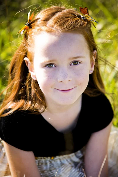 Portrait of a little girl in the park — Stock Photo, Image