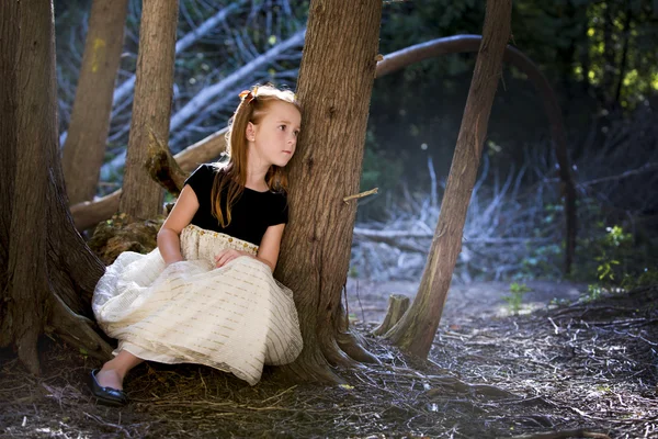 Porträt eines kleinen Mädchens im Wald — Stockfoto