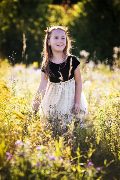 Portrait of a little girl in the park — Stock Photo, Image