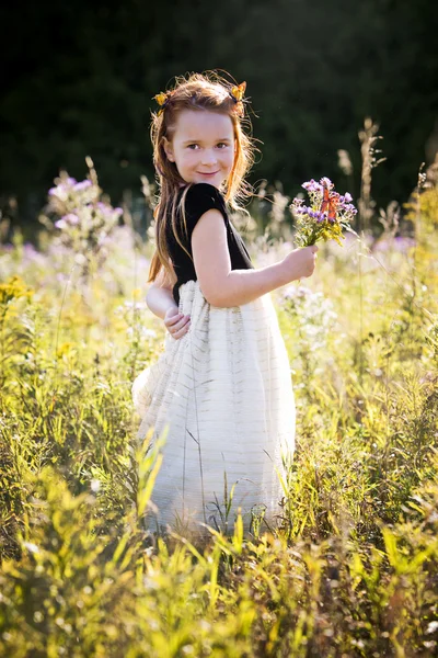 Retrato de una niña en el parque — Foto de Stock