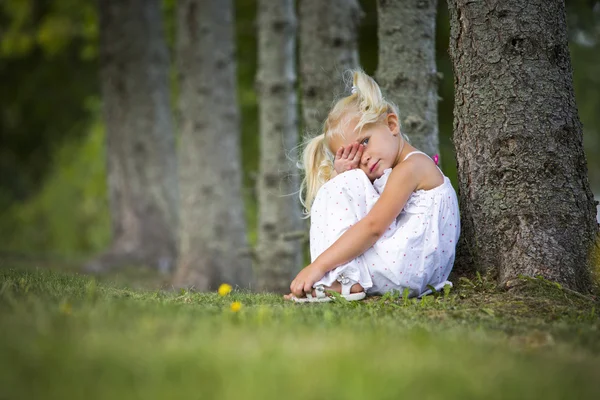 Klein meisje in het park — Stockfoto