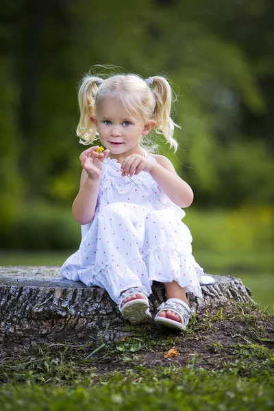 Klein meisje in het park — Stockfoto