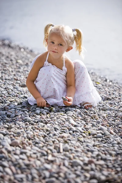 Niña en la playa —  Fotos de Stock