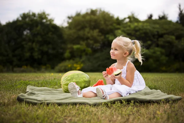Petite fille mangeant pastèque — Photo