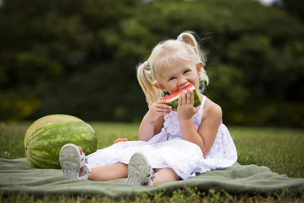 Liten flicka äter Vattenmelon — Stockfoto