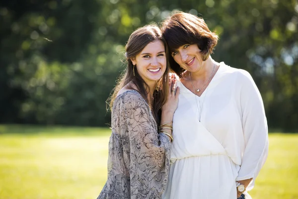 Madre e hija al aire libre — Foto de Stock