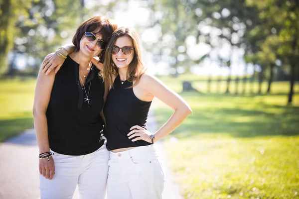 Madre e hija al aire libre — Foto de Stock